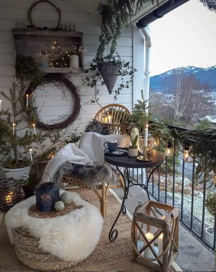 balkon im winter schön und gemütlich dekoriert