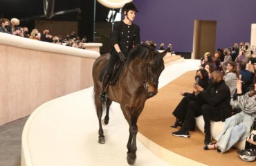 enkelin der ehemaligen prinzessin von monaco grace kelly charlotte casiraghi auf pferd bei chanel modenschau