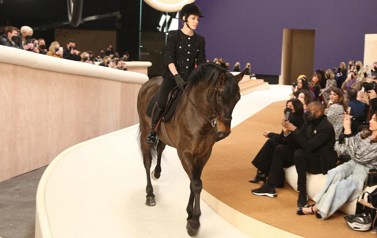 enkelin der ehemaligen prinzessin von monaco grace kelly charlotte casiraghi auf pferd bei chanel modenschau