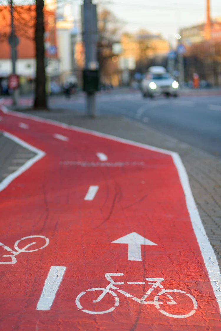 fahrradspur radwege als verbesserte infrastruktur für fußgänger und autofahrer in europa