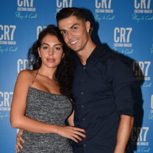 fußballstar cristiano ronaldo mit seiner argentinischen ehefrau und model auf dem roten teppich