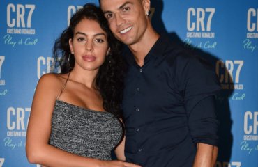 fußballstar cristiano ronaldo mit seiner argentinischen ehefrau und model auf dem roten teppich