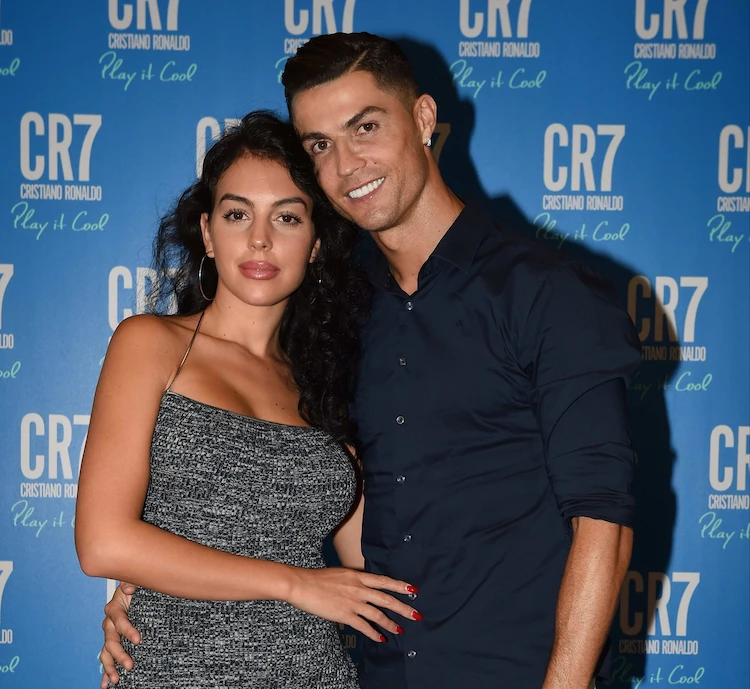 fußballstar cristiano ronaldo mit seiner argentinischen ehefrau und model auf dem roten teppich