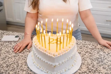 Geburtstagskuchen in Herzform mit vielen Kerzen