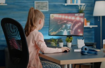 kleines mädchen spielt videospiel am computer im kinderzimmer