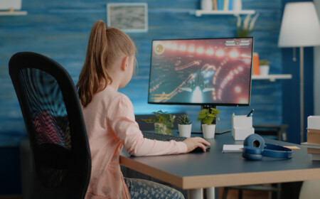 kleines mädchen spielt videospiel am computer im kinderzimmer