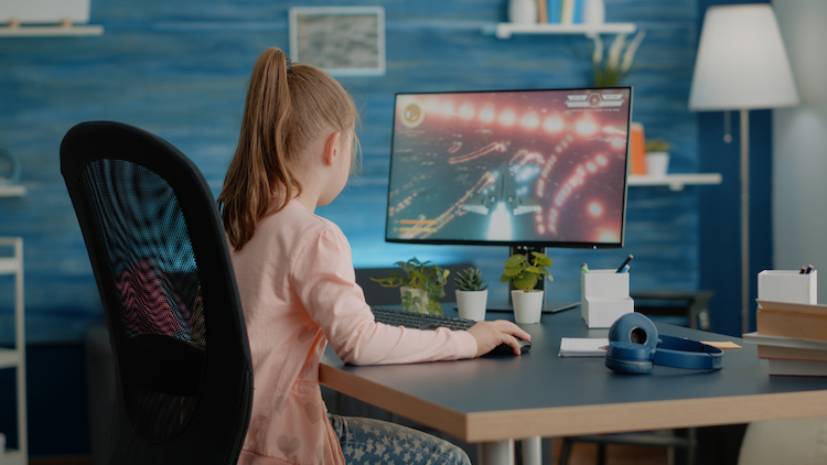 kleines mädchen spielt videospiel am computer im kinderzimmer