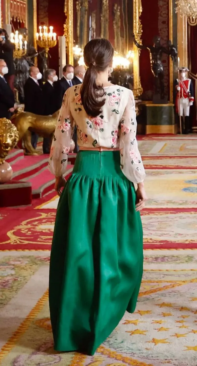 Look royal de Leticia Artis 2022 con falda larga verde y melena coleta