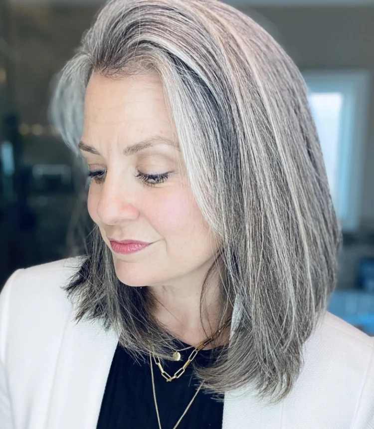 schulterlange Frisur ohne Pony für Frau ab 50 mit grauen Haaren