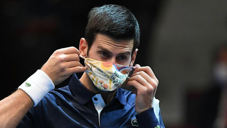 tennisstar novak djokovic setzt eine schutzmaske wegen covid 19 auf