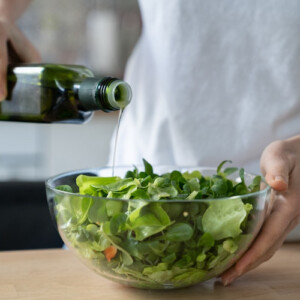 vegetarische und gesunde ernährung mit salat und olivenöl gut fürs herz