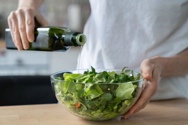 vegetarische und gesunde ernährung mit salat und olivenöl gut fürs herz