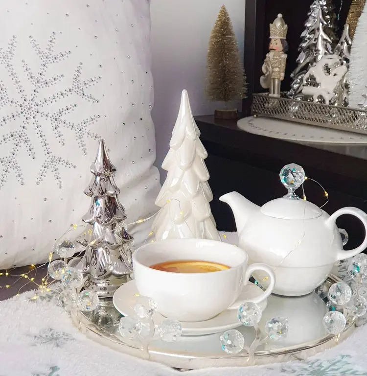 winter deko wohnzimmertisch mit keramik bäumchen und kristallen