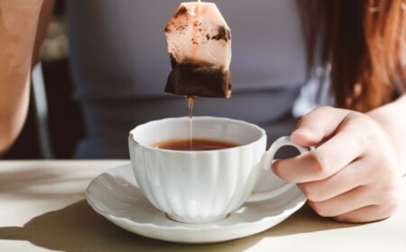Alte Teebeutel bei Sonnenbrand verwenden zum Lindern der Hautentzündung