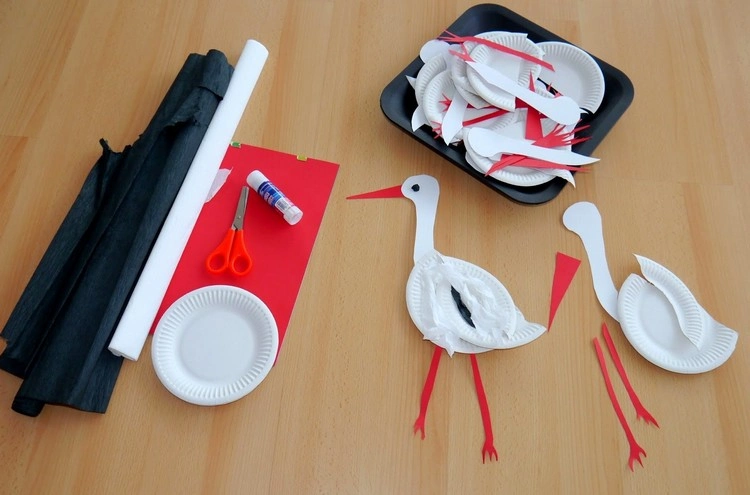 Anleitung für Storche aus Pappteller und Seidenpapier zum Selberbasteln