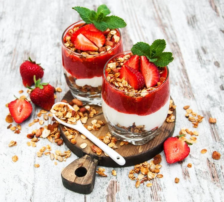 Gesundes Frühstück mit Erdbeeren und Joghurt im Glas