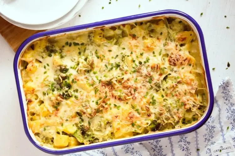 Broccoli Kartoffelauflauf für Mittagessen zubereiten