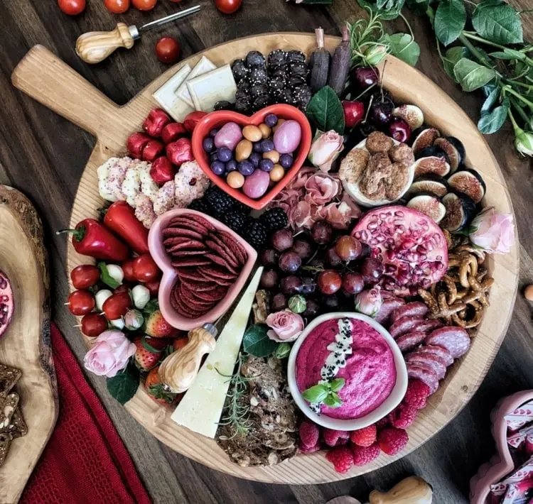 Charcuterie Boards voller Geschnack zum 14. Februar - Chili, Obst, Wurst und Süßes