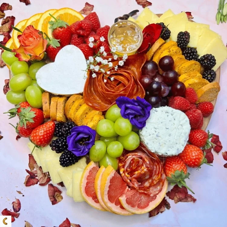 Charcuterie Boards zum Valentinsfrühstück mit Obst und Wurst
