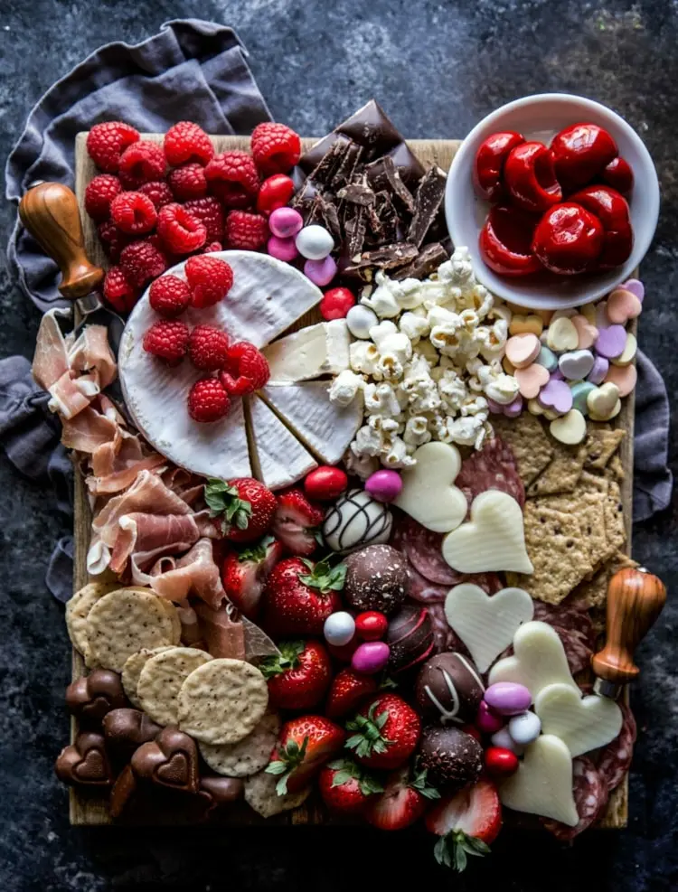 Charcuterie Boards zum Valentinstag gestalten - Idee mit Käse, Früchten und Schokolade