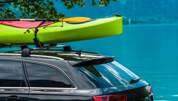 Dachgepäckträger für Abenteuer Kayak einpacken zum Fluss fahren
