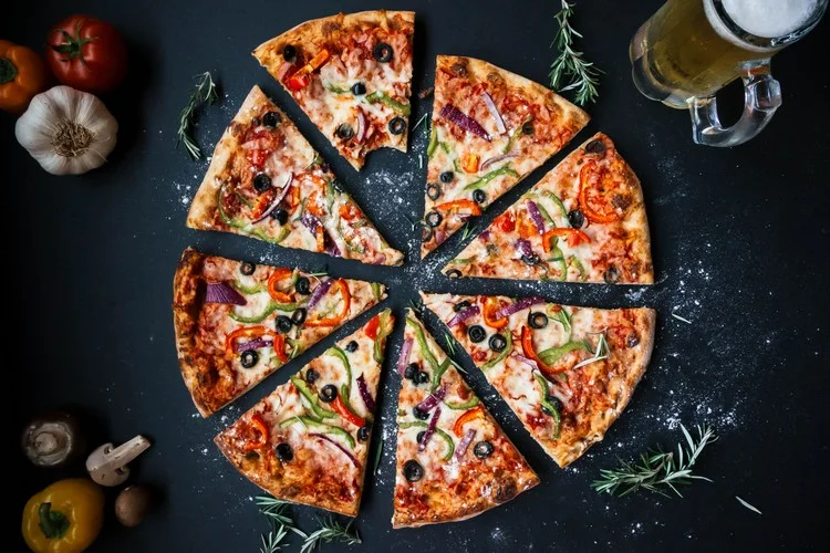 Der Pizzateig aus Blumenkohl ist eine gute Möglichkeit, das Gemüse in Ihre Diät einzubinden