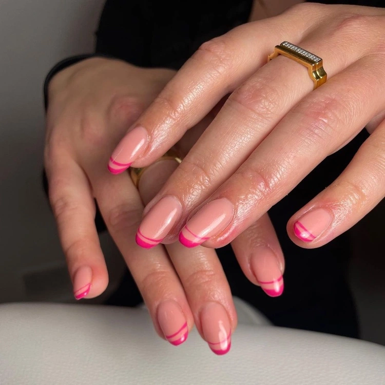 Double French Nails in Pink perfekt für den Frühling 2022