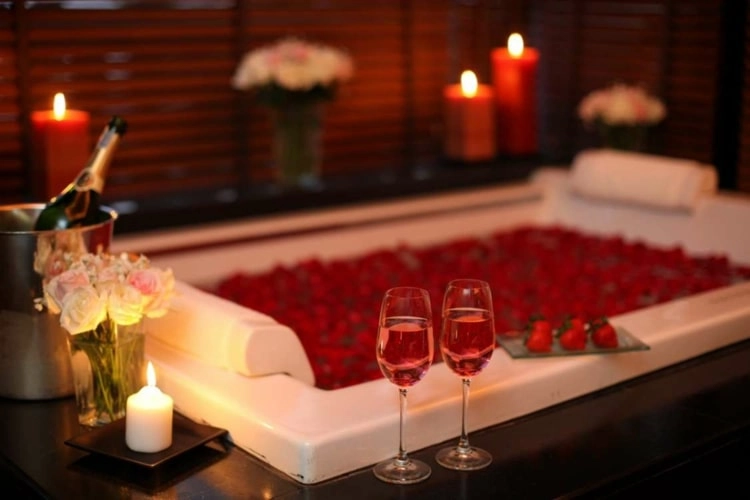 Ein romantisches Bad mit Valentinsdeko und Sekt vorbereiten