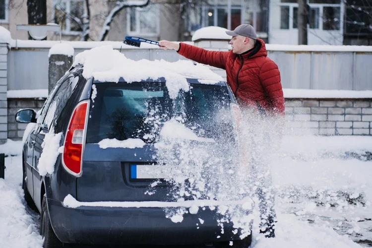 Eis schnell und einfach vom Auto entfernen