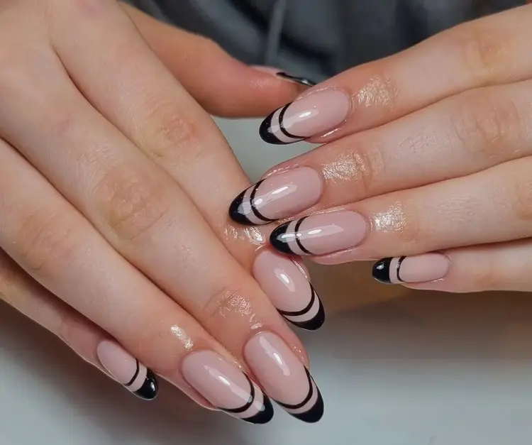 French Nails mit schwarzen Nagelspitzen