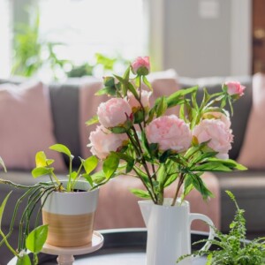 Frühlingsdeko aus Naturmaterialien selber machen Blumenstrauß mit Frühlingsblumen arrangieren