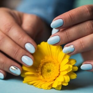 Gelnägel Frühling 2022 Nagellackfarben Trends Frühjahr blaue Nägel Bilder