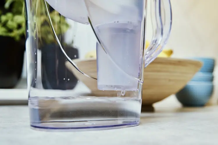 Gießwasser entkalken mit Kanne mit Filter