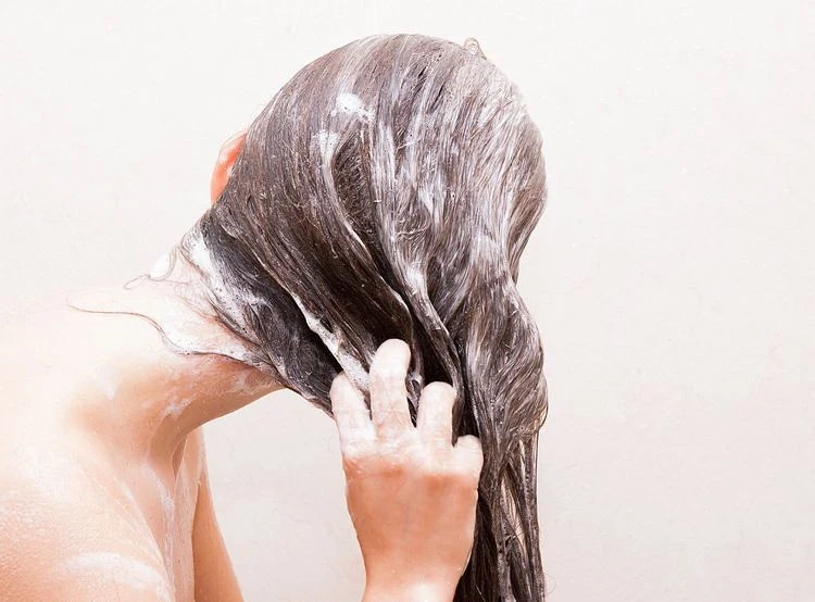 Haar sorgfältig waschen um Knoten zu vermeiden
