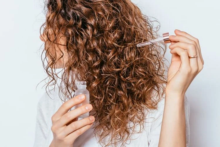 Haare mit Haaröl pflegen gegen Verfilzungen