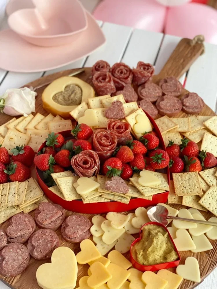 Herzhafte Charcuterie Boards für den Valentinstag - Wurst und Käse mit Herz-Ausstechern
