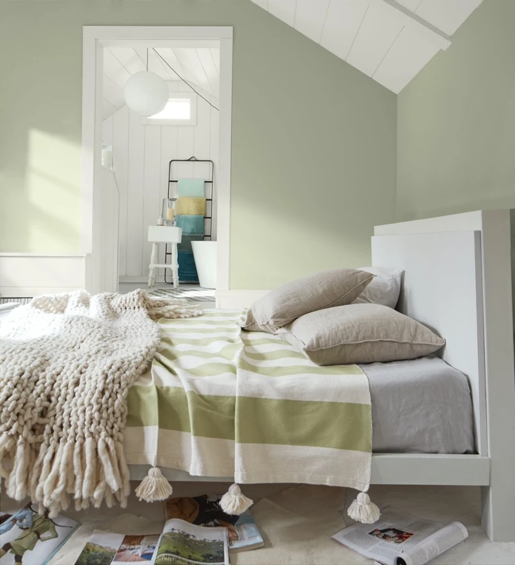 Ideen für Schlafzimmer mit Dachschräge in Grün und Weiß