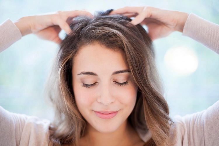 Kopfhaut massieren mit Haaröl