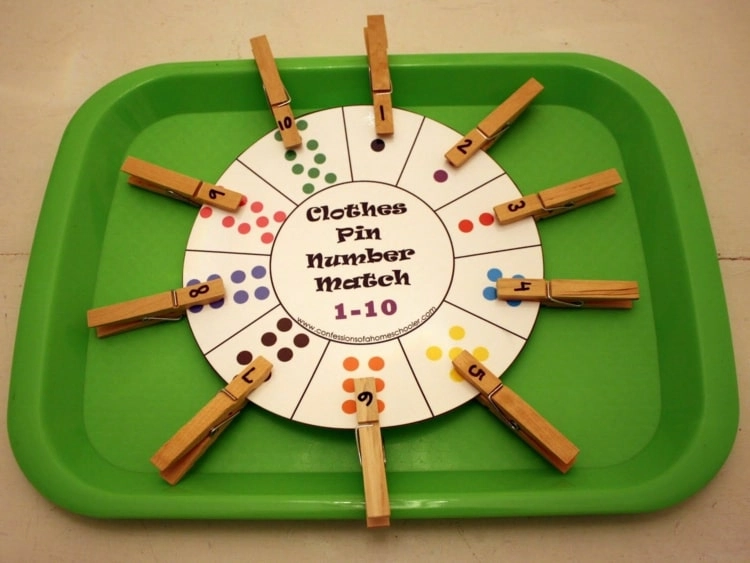 Kreis aus Karton mit Punkten und die richtigen Zahlen zuordnen im Kindergarten