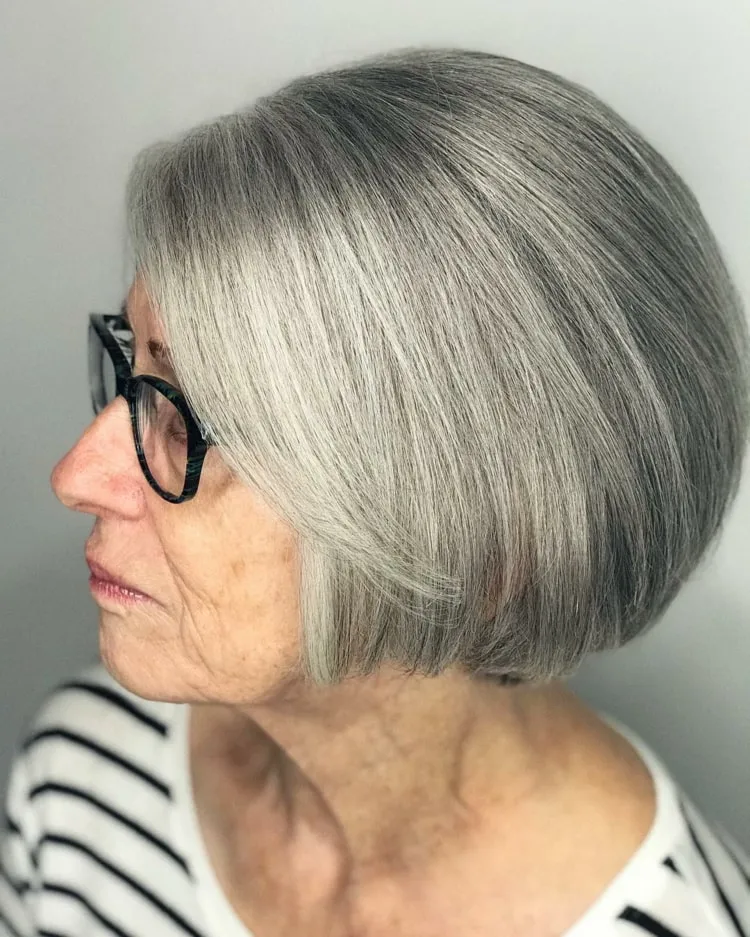 Kurze Bobfrisur für graue Haare - Glattes Haar mit einer auffallenden Brille kombinieren