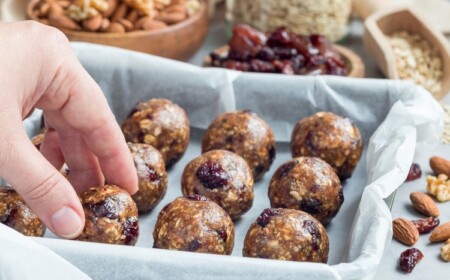 Low Carb Snacks zum Abnehmen Keto Fat Bombs Rezepte mit Schokolade und Nüssen