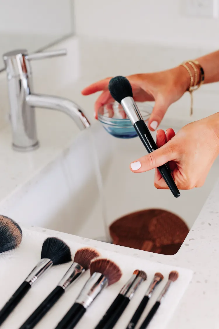 Make-up Pinsel reinigen mit Apfelessig Hautpflege Tipps gegen Akne