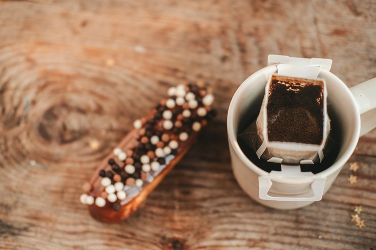 Mit Hausmitteln wie Kaffeesatz kann man Eis entfernen