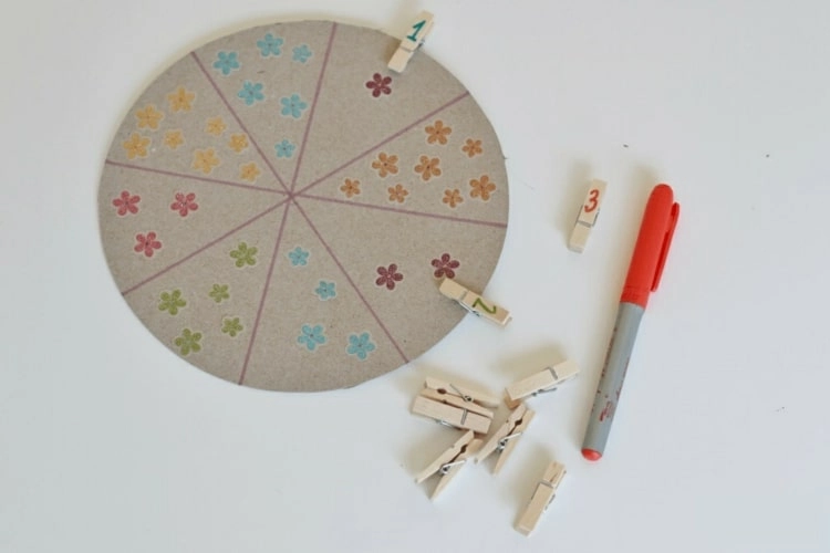 Mit Zirkel einen Kreis aus Pappe ausschneiden, achteln und Blüten zeichnen zum Zählen-Üben