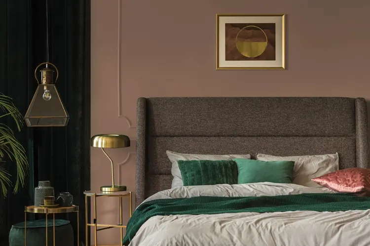Mocca Wandfarbe in einem Schlafzimmer mit grau gepolstertem Bett