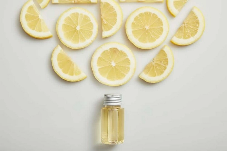 Olivenöl und Zitronensaft zur Stärkung der Nägel