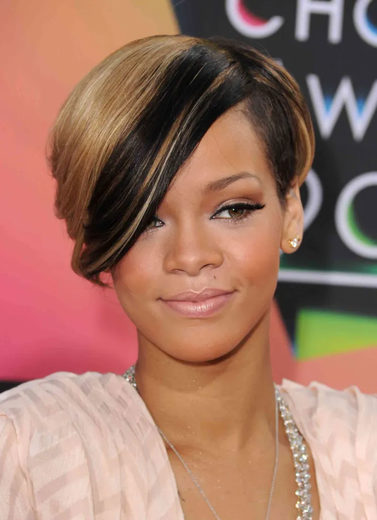 Rihanna Frisuren kurze Haare Skunk Stripe Hair Trendfrisur Frühling 2022