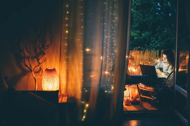 Schaffen Sie eine romantische Atmosphäre auf Ihrem Balkon mit Außenbeleuchtung