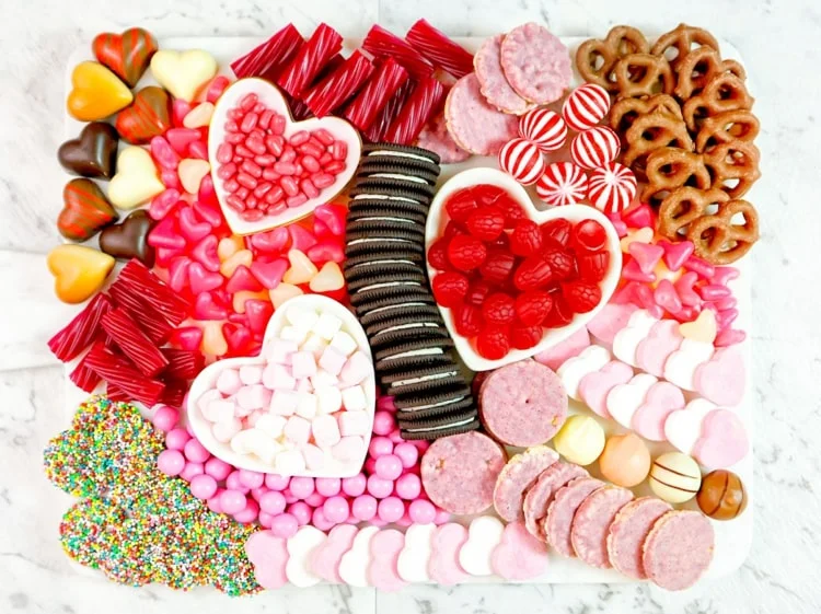 Süßigkeiten auf Charcuterie Boards in Herz-Schälchen servieren