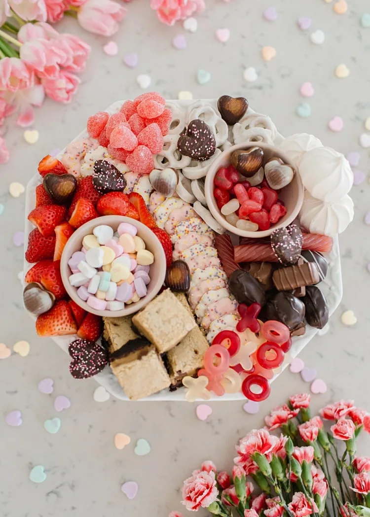 Süßigkeiten in einer Schale zum Valentinstag mit Erdbeeren